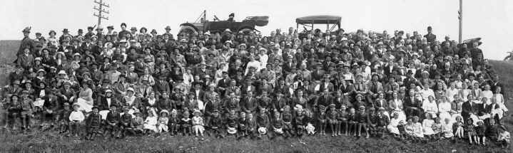 Witmer Family Reunion, June 23, 1915 (28 Kb): Mennonite Historical Archives of Ontario (CGC 1997 - 1.2)
